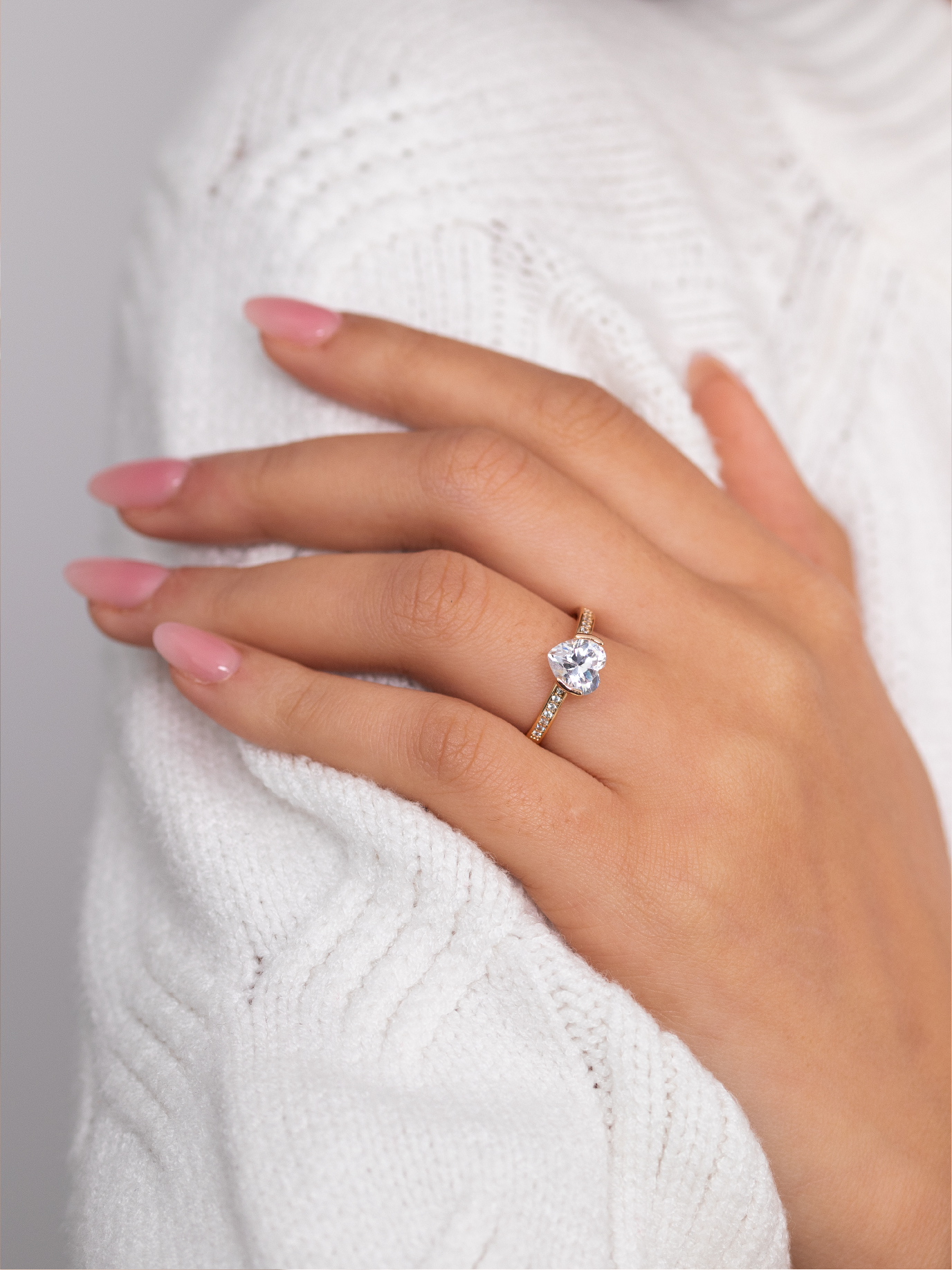 Bague de Fiançailles Dorée – Diamant Poire et Pavé