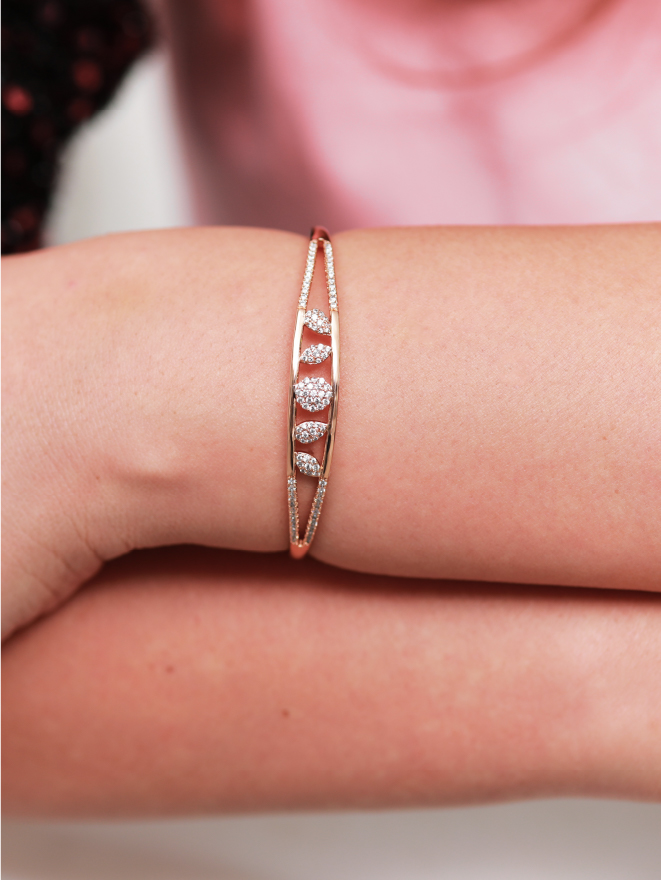 Bracelet jonc floral avec zircons