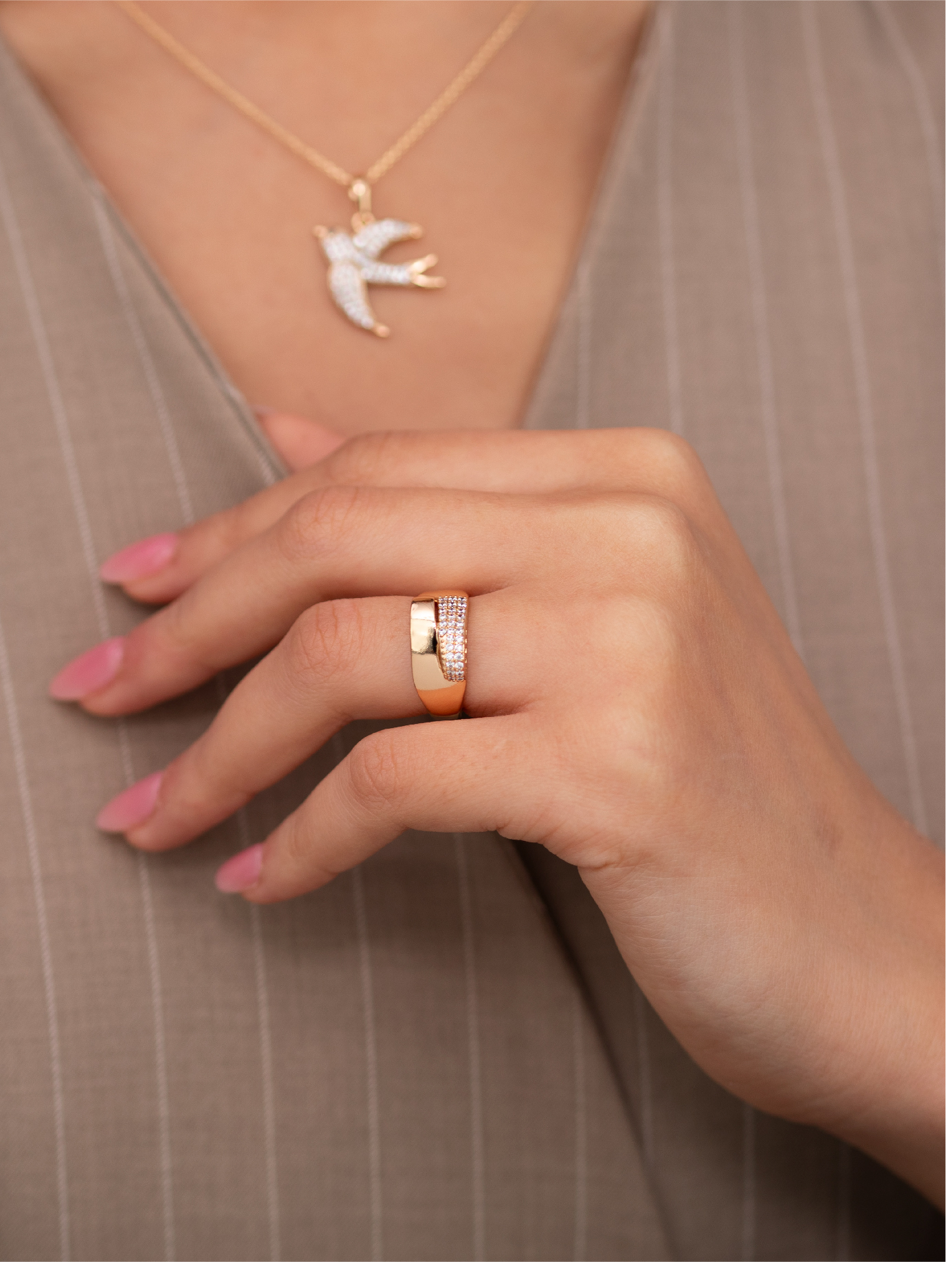 Bague Dorée Élégante Sertie de Zircons