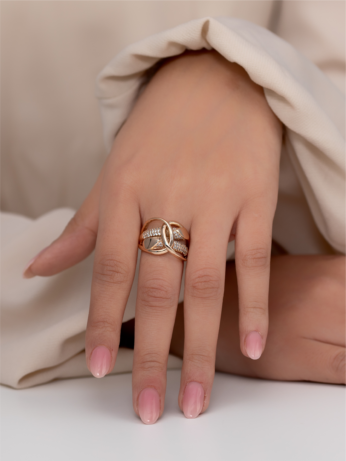 Bague Dorée Entrelacée – Pavé de Zircons