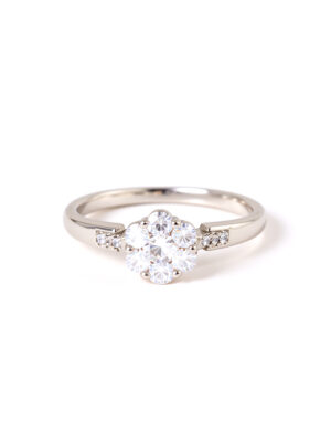 Bague argentée avec zirconium brillant