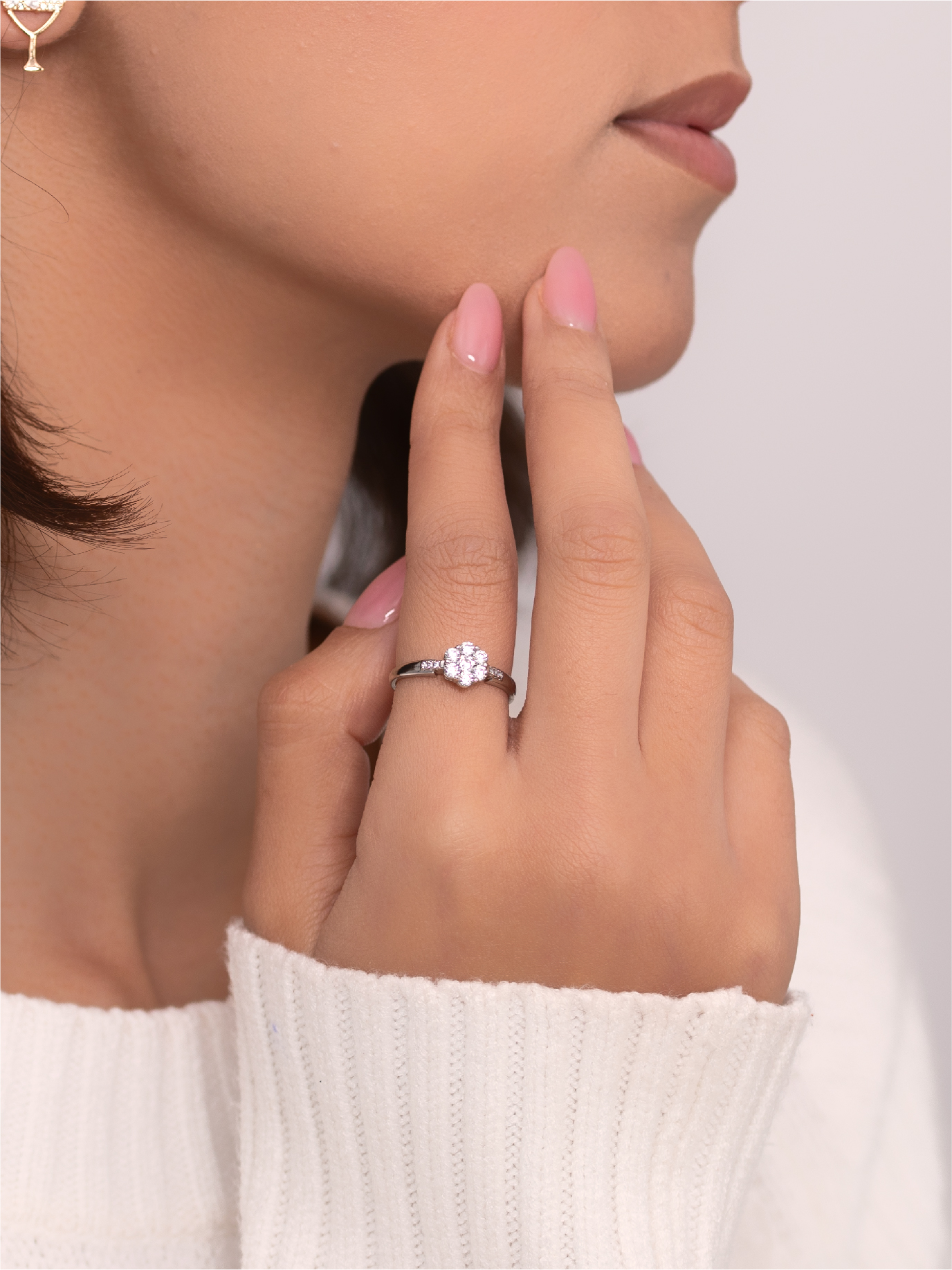 Bague argentée avec zirconium brillant