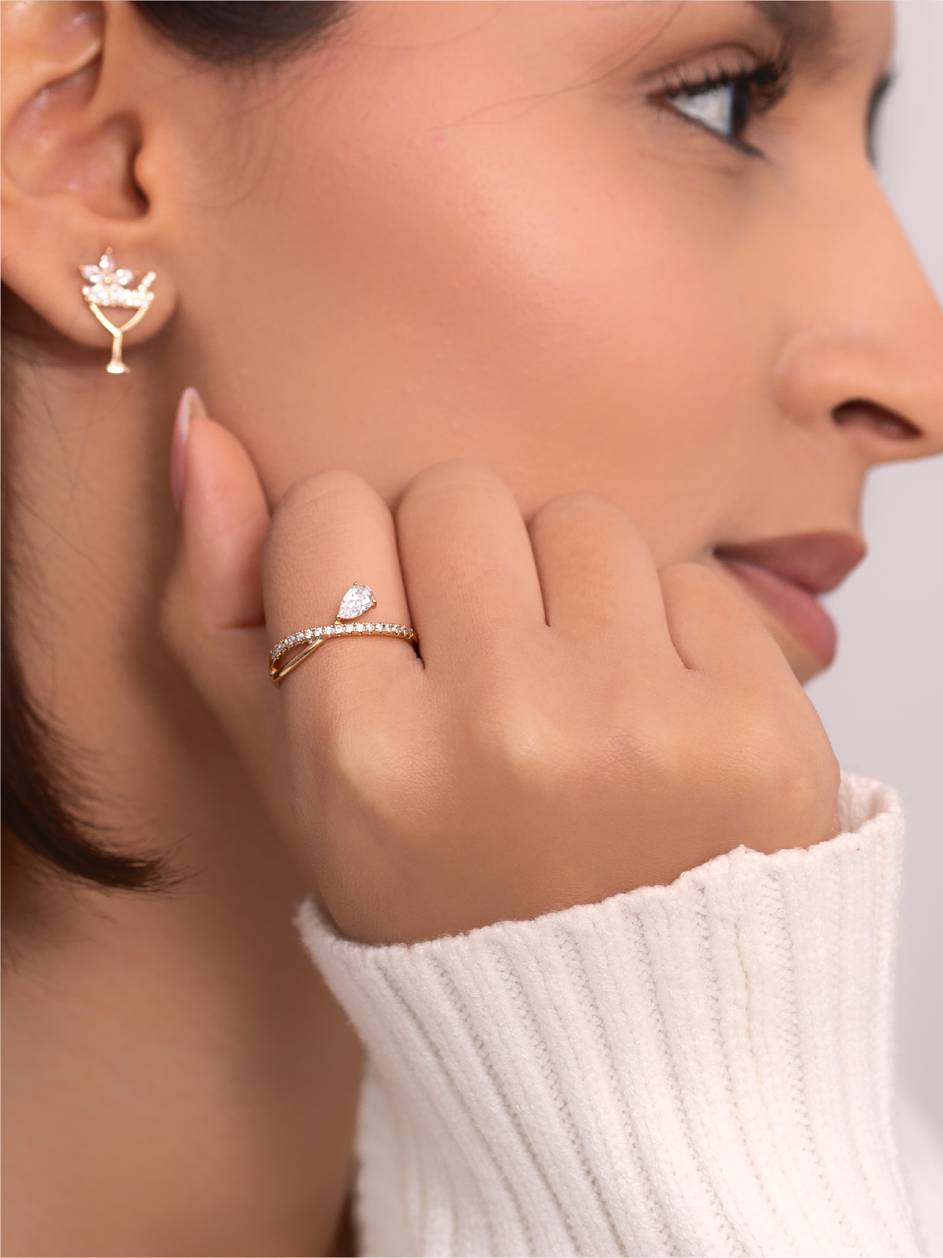 Bague dorée croisée avec zirconium goutte