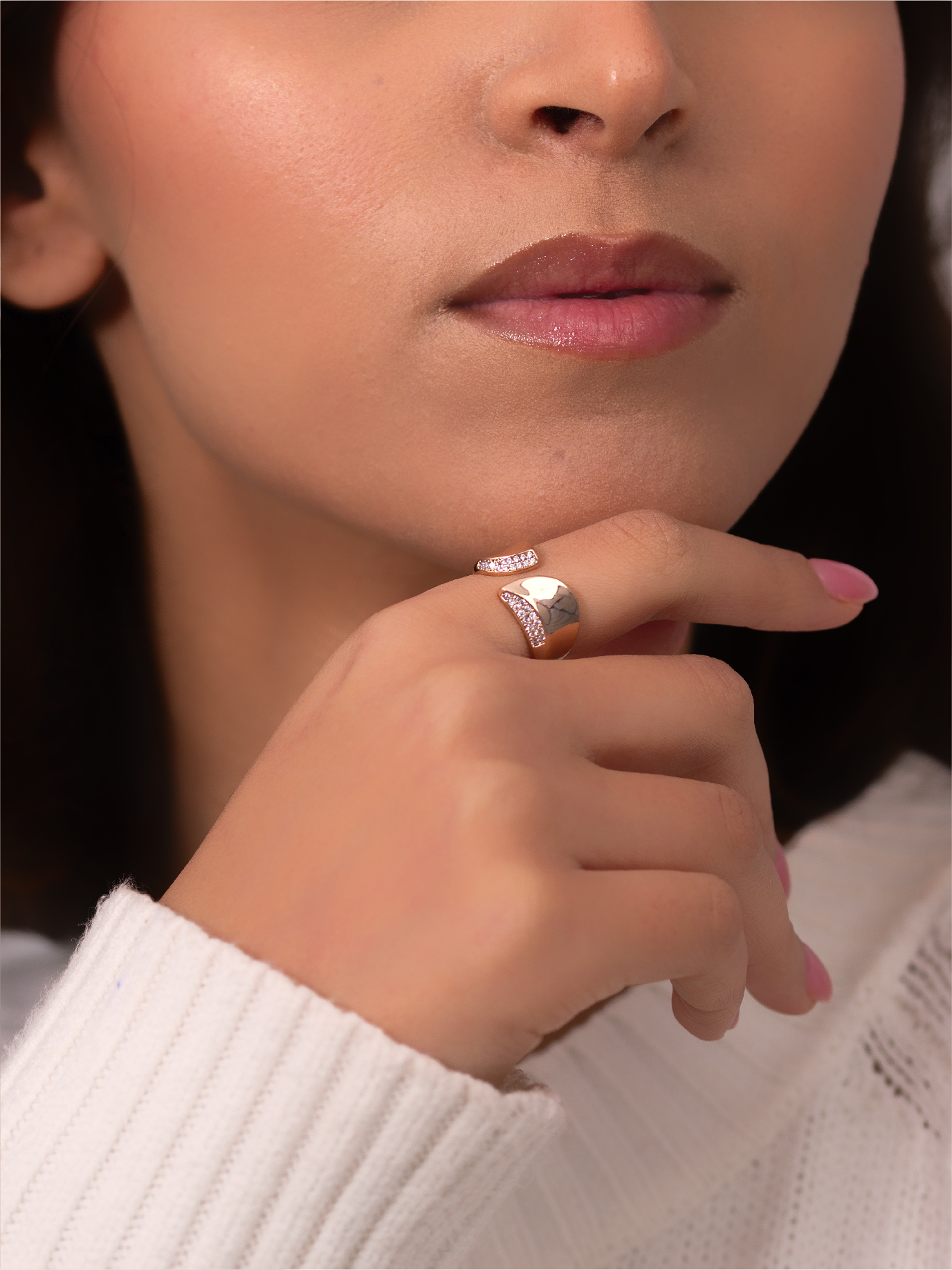 Bague dorée moderne avec zirconium