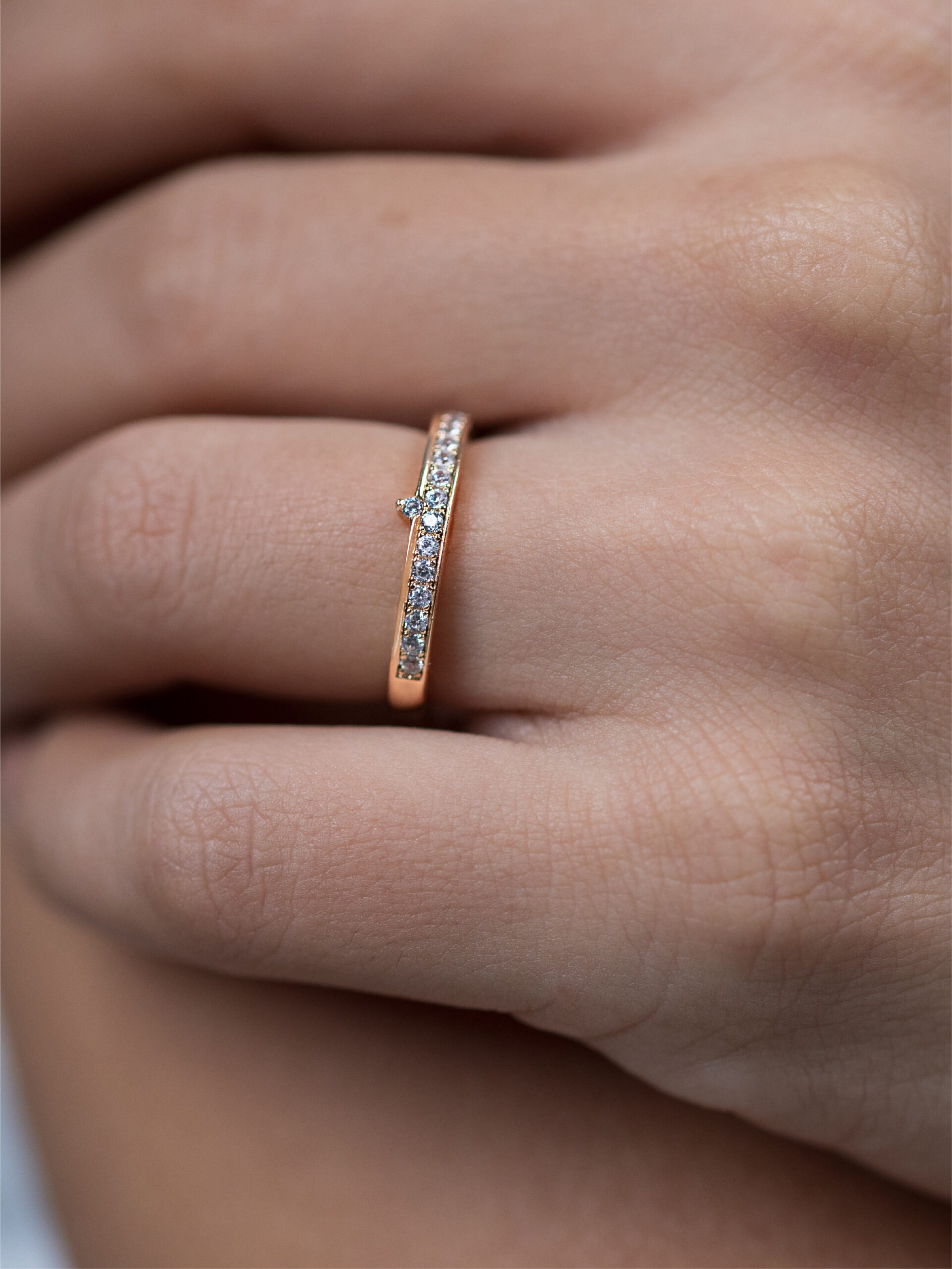 Bague Fine Dorée Ligne Zircon – Femme