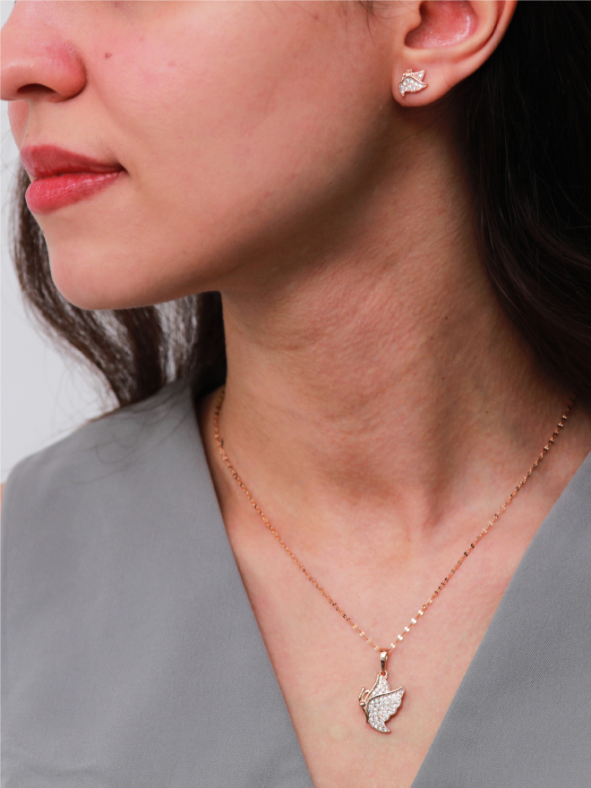 Parure Papillon Rosé Chic – Collier et Boucles Élégantes