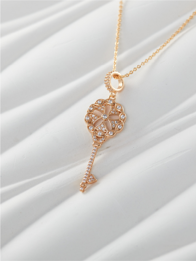 collier-cle-rose-zircon-femme-lifestyle Collier Clé Rosé Serti Zircon