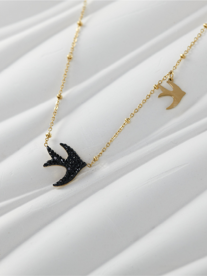 collier-hirondelle-noir-dore-hypoallergenique-lifestyle Collier Hirondelle Doré avec Zircons