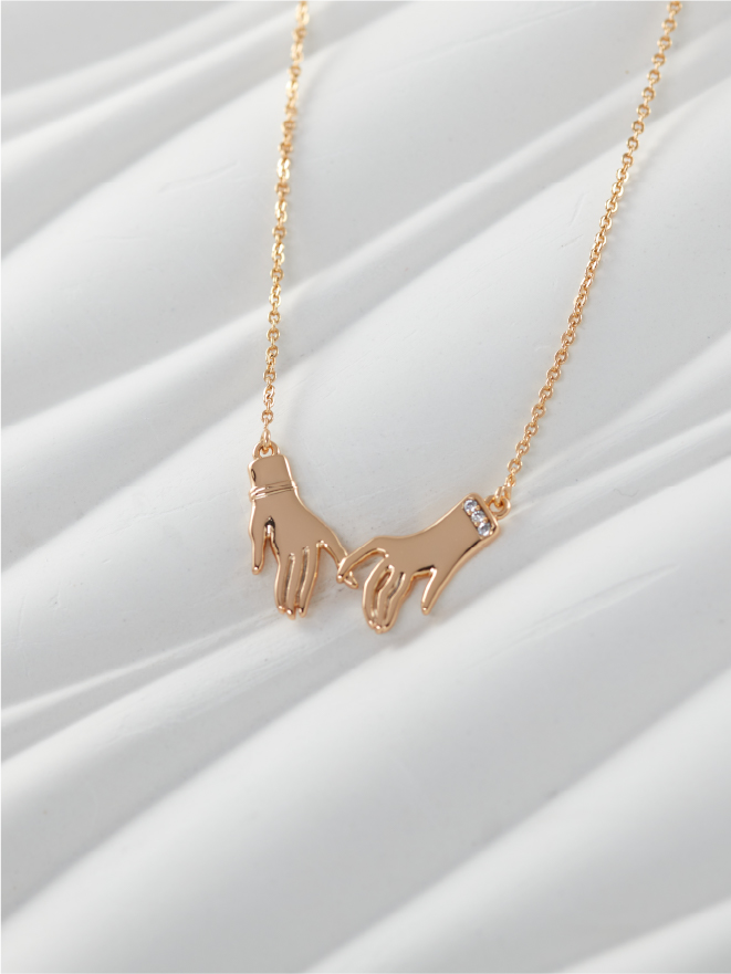 collier-main-dore-femme-elegant-lifestyle Collier Main Rosé Chic pour Femme