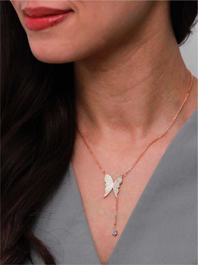 collier-pendentif-papillon-zircon-dore-mannequin Collier pendentif papillon zircon