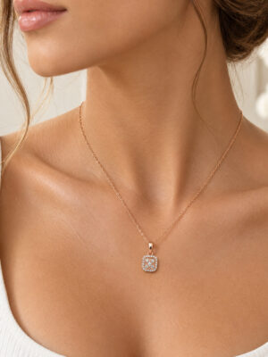 Collier pendentif carré